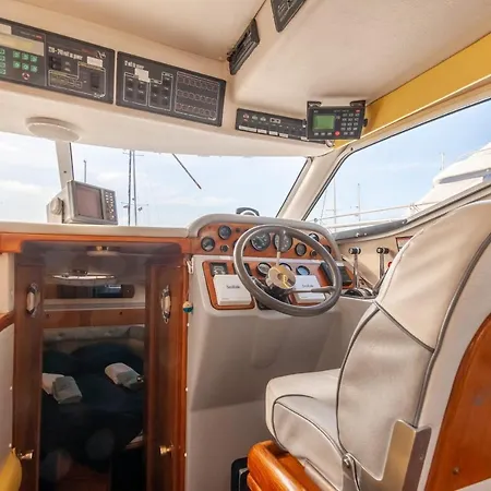 Experience Unique Bateau Au Coeur De Deauville