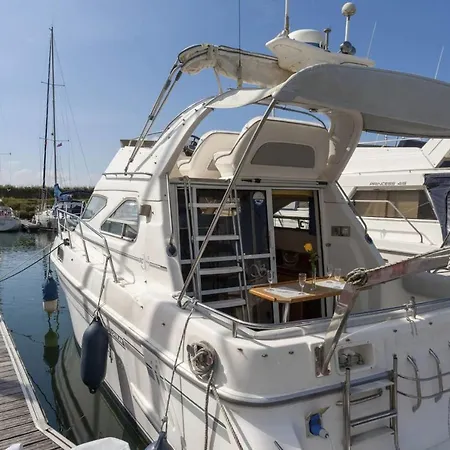 Experience Unique Bateau Au Coeur De Botel